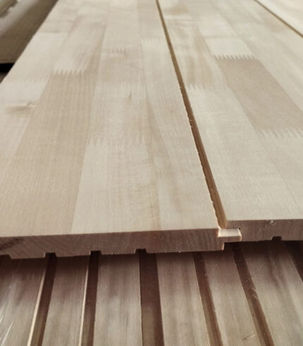 Зрощена вагонка з липи шириною 150 мм — це оздоблювальний матеріал з натуральної деревини, виготовлений шляхом поздовжнього зрощення коротких відрізків липової деревини за спеціальною технологією