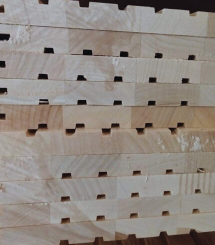 Зрощена вагонка з липи шириною 150 мм — це оздоблювальний матеріал з натуральної деревини, виготовлений шляхом поздовжнього зрощення коротких відрізків липової деревини за спеціальною технологією