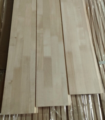 Зрощена вагонка з липи шириною 150 мм — це оздоблювальний матеріал з натуральної деревини, виготовлений шляхом поздовжнього зрощення коротких відрізків липової деревини за спеціальною технологією