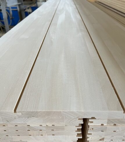 Зрощена вагонка з липи шириною 150 мм — це оздоблювальний матеріал з натуральної деревини, виготовлений шляхом поздовжнього зрощення коротких відрізків липової деревини за спеціальною технологією