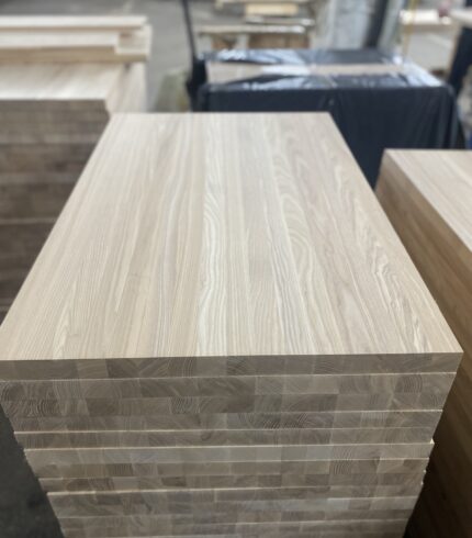 Дерев’яна полиця з ясена — міцна, екологічна й сучасна