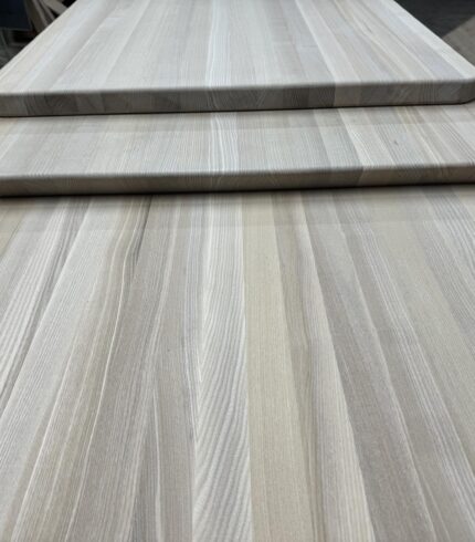 Полиця з ясена — міцна, екологічна й естетична.