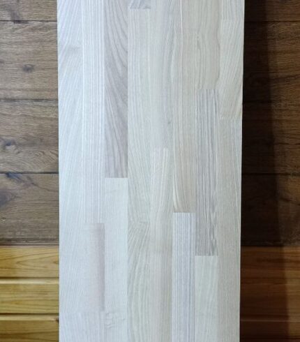 Косоур із цільноламельного та зрощеного ясена – міцний дерев’яний елемент для сходів, що забезпечує стабільність і довговічність конструкції.