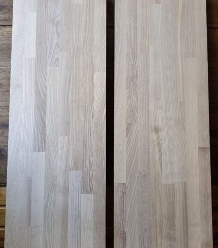 Косоур із цільноламельного та зрощеного ясена – міцний дерев’яний елемент для сходів, що забезпечує стабільність і довговічність конструкції.