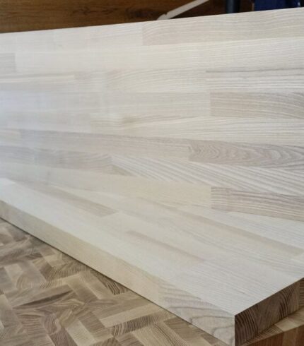 Косоур із цільноламельного та зрощеного ясена – міцний дерев’яний елемент для сходів, що забезпечує стабільність і довговічність конструкції.