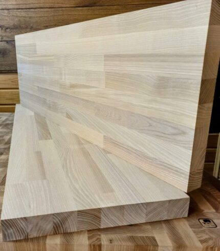 Косоур із цільноламельного та зрощеного ясена – міцний дерев’яний елемент для сходів, що забезпечує стабільність і довговічність конструкції.