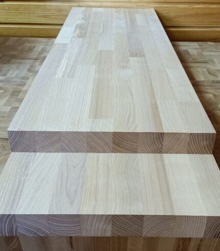 Косоур із цільноламельного та зрощеного ясена – міцний дерев’яний елемент для сходів, що забезпечує стабільність і довговічність конструкції.