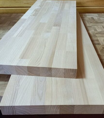 Косоур із цільноламельного та зрощеного ясена – міцний дерев’яний елемент для сходів, що забезпечує стабільність і довговічність конструкції.